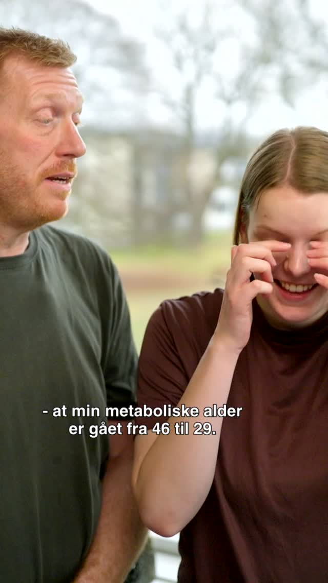 Niogtyyyve 🥳Kasper og Ditte får sig noget af en overraskelse, da de hører Kaspers nye metabolske alder.Du kan se ‘Fede forhold’ nu på DRTV. by @dr1tv