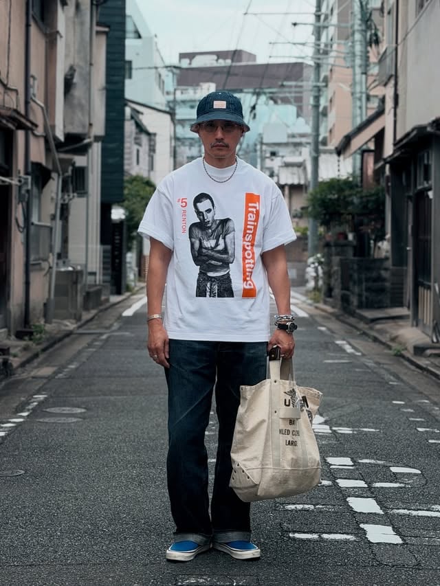 私の脳裏に深く刻み込まれている映画。『トレインスポッティング』。青春時代に出会い、今でも忘れられない作品のひとつです。ストーリーはもちろんですが、映像、音楽、ファッション、そしてあの独特な空気感。特にあのトイレのシーンは、何年経っても鮮明に覚えています。決して綺麗な青春映画ではないけれど、あの時代の危うさや自由さ、反骨精神みたいなものが詰まっていた一本。久しぶりに観返したら、また違った景色で見える気がします。#movie #trainspotting by @l.l.wood