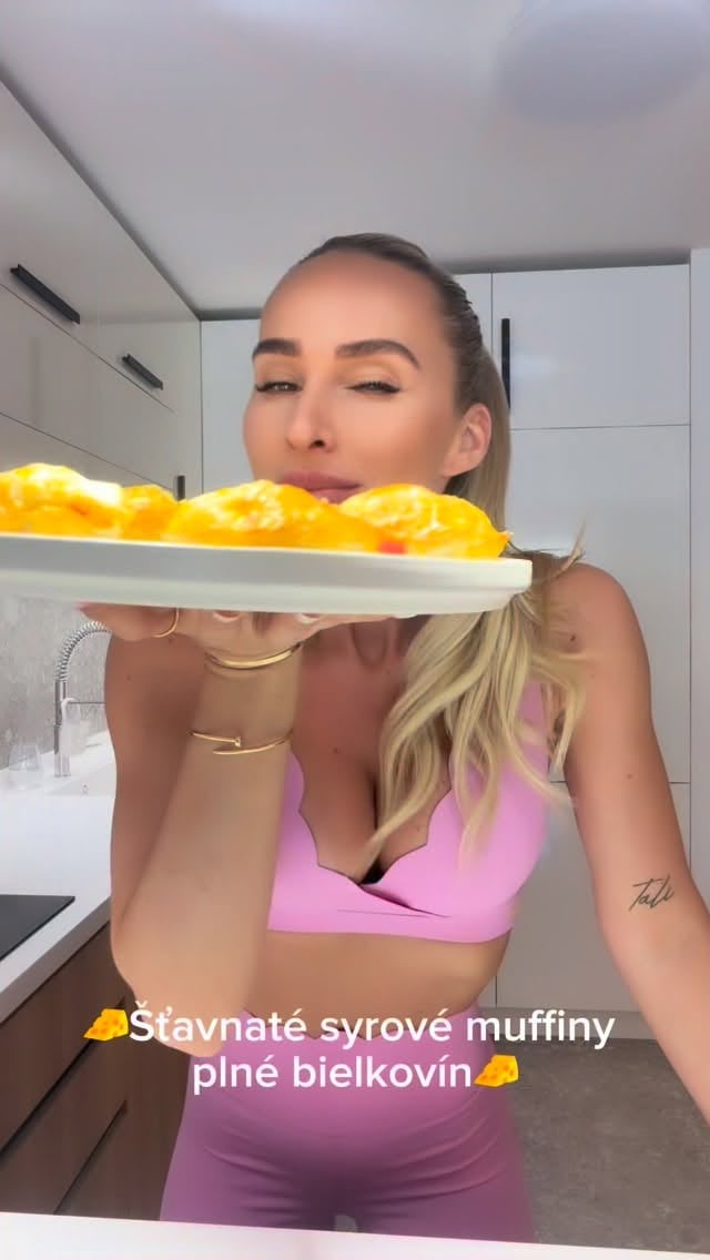 Tento recept si určite uložte. Ja nechápem, že som ho objavila až teraz.🙈Sú dokonale šťavnaté, zasýtia na dlhé hodiny a chutia tak dobre, že si pri nich budete musieť dávať pozor. Ja som mala chuť zjesť ich všetky naraz. :)))Najlepšie na tom je, že ich môžete pripraviť dopredu a mať po ruke rýchle raňajky alebo snack plný bielkovín. A bonus? Chutia aj deťom.Ingrediencie (na 6 muffinov):• 6 vajec• 100 g mozzarelly• 3 PL gréckeho jogurtu• 80 g šunky• 1/2 papriky• 1 menšia cibuľka• soľ• čierne korenieVýživové hodnoty na 1 muffin (približne):• 90–100 kcal• 8–10 g bielkovín• 5–6 g tuku• 1–2 g sacharidovIdeálne na raňajky, desiatu alebo keď vás počas dňa prepadne hlad🥚🧀 MŇAM!!!! Oblečenie @aymee.sk by @luciamokranova