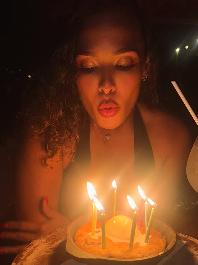 • 30 ans ✨ •Une étape importante de ma vie, rendue encore plus précieuse cette année. Entre la joie de célébrer mon anniversaire et l’immense bonheur d’attendre mon petit garçon, mon cœur est rempli d’émotions et de gratitude. ❤️Un week-end à Saint-Martin bercé par l’amour, les moments partagés et de précieux souvenirs qui resteront gravés en moi.Merci du fond du cœur à tous pour vos messages, vos attentions et votre bienveillance, ainsi qu’à mes proches pour leur amour et leur soutien indéfectible. Et en cette journée particulière, j’ai une pensée toute spéciale pour toutes les mamans et futures mamans. Bonne Fête des Mères à celles qui donnent tant d’amour chaque jour.30 ans gravés dans ma mémoire, et le sentiment que le plus beau reste encore à venir. ✨🌴 #mercimonamour #lifestyle #sxm by @mathilda_crampon