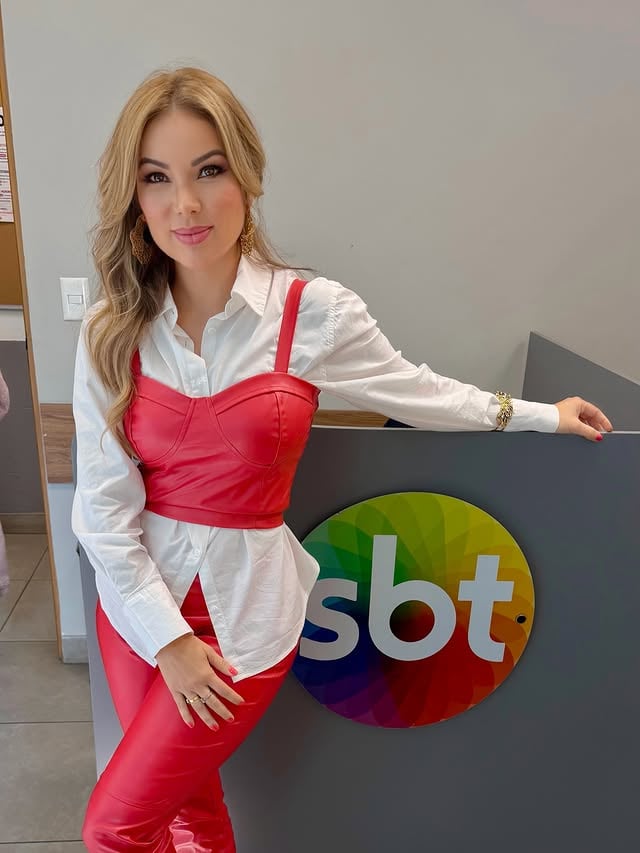 Tem dias que a vida nos presenteia com voltas bonitas.

Anos atrás, tive a honra de participar de um dos programas mais icônicos da televisão brasileira, conduzido pelo maior comunicador da nossa história, Silvio Santos. Um daqueles momentos que ficam guardados para sempre na memória e no coração.

E hoje, com muita alegria, volto a esse palco tão especial, agora ao lado de um time de mulheres incríveis, talentosas e inspiradoras. E sob o comando de outra mulher forte e carismática: Patrícia Abravanel.

Gratidão por poder revisitar uma história tão bonita e escrever novos capítulos.

E aí... vocês arriscam um palpite?

Qual é o programa? ✨📺❤️
.
.
. @clara.assessoria 
.
#tv #sbt #liahsoares #lucyalves #patriciaabravanel