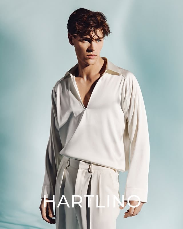 SUMMER 2026#HARTLINOPhoto : @trulsqvale Creative direction and styling : @amarfaiz Styling assistant : @marialovseth Makeup : @theresehommedal Hair : @agnesgulbrandsen / @gevir / @stylemanagement Photo assistants: @markusnymofoss @iverambrosius retouch : @wt_img Studio : @zone5studios_oslo Models: @kristinacab / @daniel.thoresen Production: @idollooks by @hartlino_official