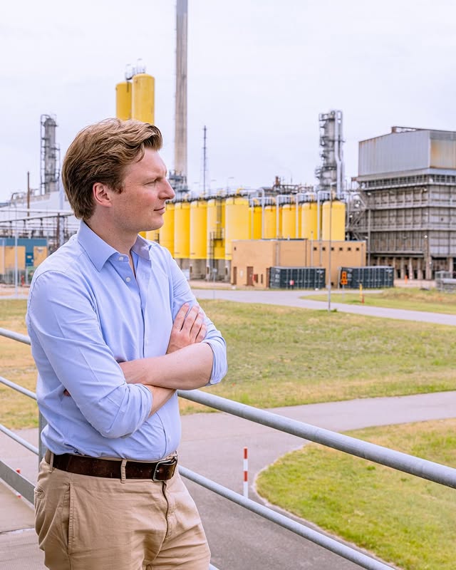 Juist deze onzekere tijd toont het belang van raffinaderijen en industrie in Nederland.Bij Zeeland Refinery zien @alishamuller_ en ik hoe ruwe aardolie wordt verwerkt tot producten die we iedere dag gebruiken. Zoals benzine en diesel voor ons vervoer en transport, kerosine voor vliegtuigen en grondstoffen voor de chemische industrie. Het is zeer interessant hoe Zeeland Refinery werkt aan een schonere toekomst. Door uitstoot te verminderen en te investeren in nieuwe technologieën en groene waterstof. In geopolitiek grillige tijden is dit van groot belang voor de energiezekerheid in Nederland. Dit geldt zowel voor bedrijven als ieder van ons. Voorlopig kunnen we niet zonder deze brandstoffen en grondstoffen.Daarom is het belangrijk dat we de verduurzaming hier faciliteren en waar nodig ondersteunen. De VVD heeft liever dat de industrie hier produceert en vergroent, in plaats van naar het buitenland vertrekt en meer vervuilt. Anders wordt “Nederland armer en de wereld warmer.” Dat moeten we voorkomen! by @vvd