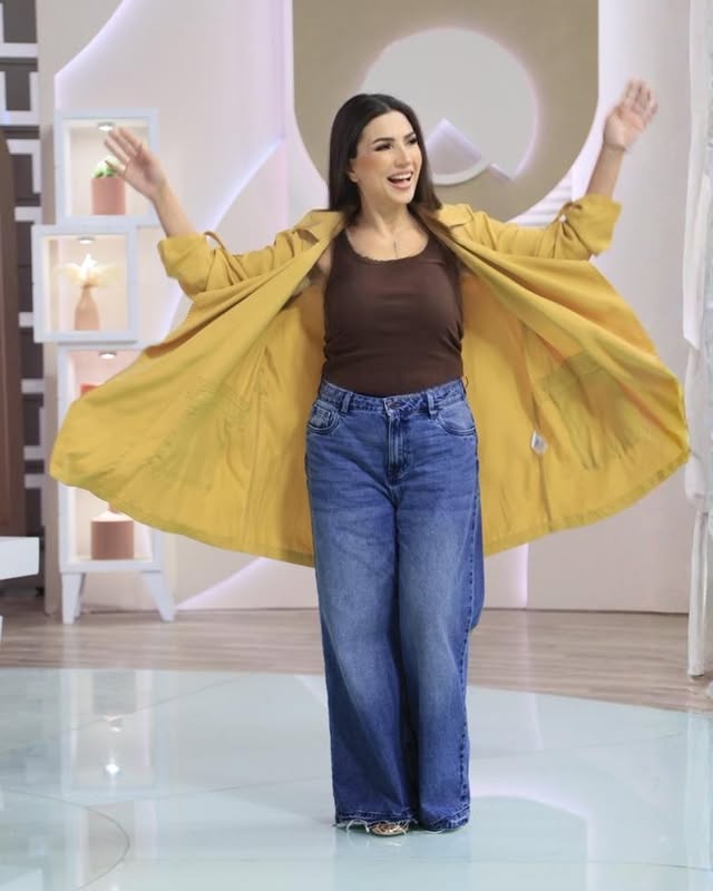 أخطر كذبة صدقناها عن نفسنا.. إن الجمال بيتشاف! ✨الحقيقة؟الجمال بيتعاش ❤️الجمال الحقيقي مش فلتر ولا مكياج ولا ملامح مثاليةالجمال الحقيقي إن وجودك يريح 🌷إن صوتك يطمن 🤍إن اللي حواليك يحبوا يقعدوا معاك من غير سبب.فيه ناس ملامحها جميلة جدا.. بس حضورها تقيل على القلب.وفيه ناس عادية جدا.. بس وجودهم لوحده يفرح ✨الجمال الحقيقي إحساس.. مش شكل 🌹عيون اللي بيحبونا هي مرايتنا الحقيقية، اللي بنشوف نفسنا فيها. ❤️ولو حد لسه شايف نفسه مش جميل.ده مش حقيقي… يمكن بس لسه ما قابلش اللي هيشوفه بعيون القلب. ❤️🥹✨ by @iman_ezzeldin