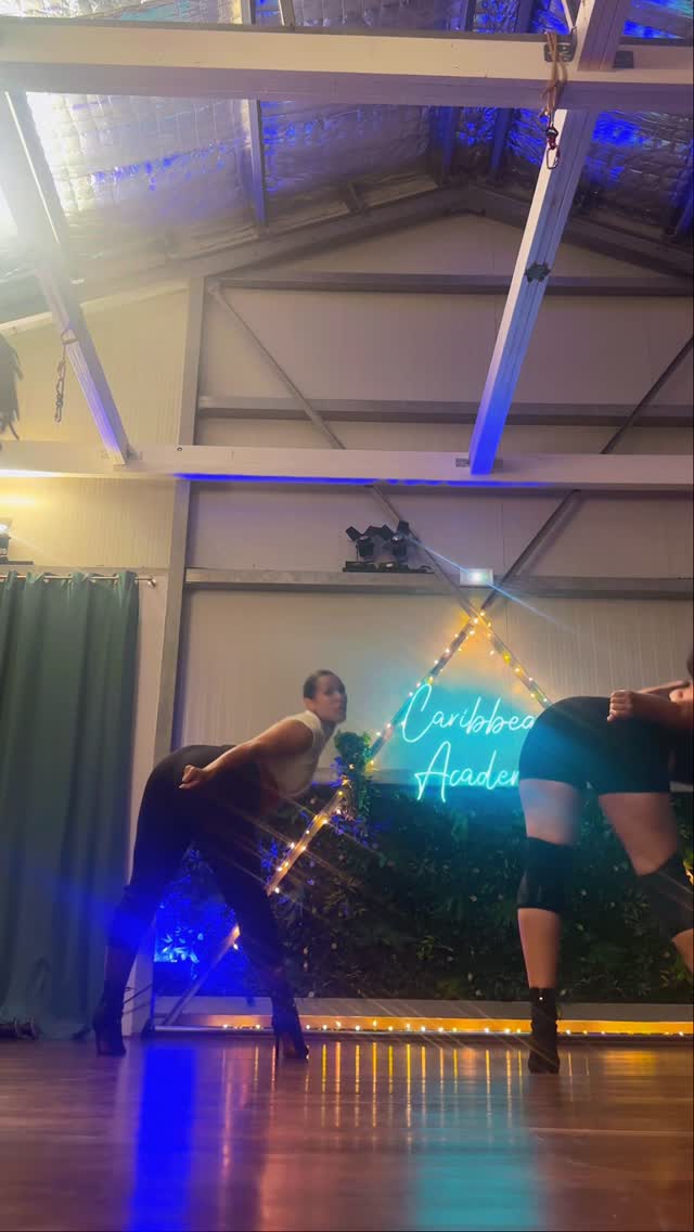 • Mardi 18h–19h30 chorégraphie intermédiaire 💥Nouvelle chorégraphie, nouvelles énergies…Et oui, même enceinte, je continue de donner les cours jusqu’à fin juin avec toujours la même passion ❤️‍🔥.Si tu veux te challenger, te dépasser et rejoindre une vraie énergie de groupe… ne réfléchis plus trop 🥹.Vous avez aussi la possibilité de faire le cours de HEELS BODY PRÉCISION de 19h30 à 21h00, afin de travailler chaque détail.Fonce t’inscrire et viens danser avec nous aux cours de HEELS BODYDANCE.📍 @caribbean.academy.studio by @mathilda_crampon