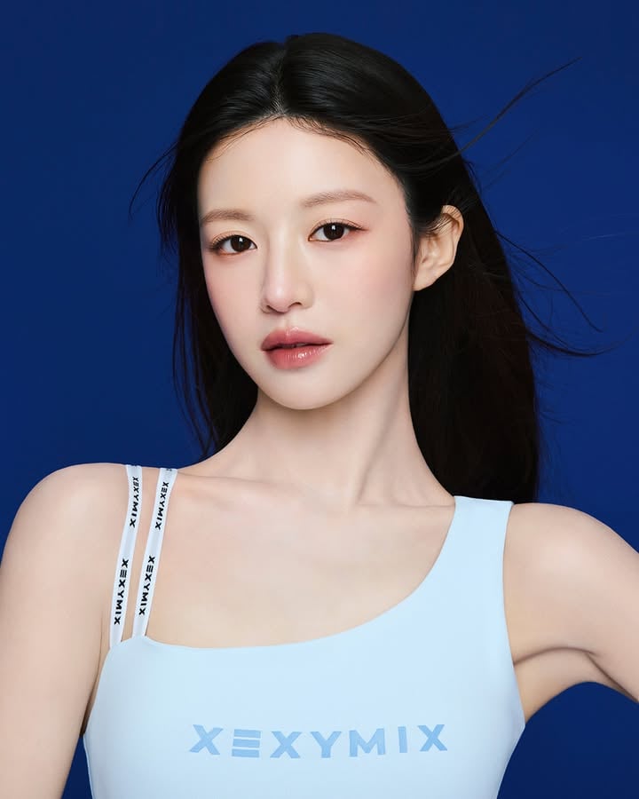 XEXYMIX, 고윤정
UNDEFINE YOURSELF

액티브한 순간에도
스타일은 더 가볍고 선명하게.

부드럽게 감싸는 실루엣 위로
시원한 컬러 포인트와 에어리한 레이어링까지.

고윤정의 LOOK 2
가장 자연스러운 움직임을 경험해 보세요.

고윤정(@goyounjung) PICK
• 언밸런스 로고밴딩 크롭탑
• 블랙라벨 시그니처 360N 레깅스
• 쿨링 페플럼 집업자켓