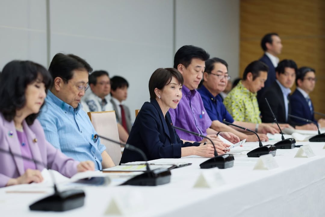 第９回となる「中東情勢に関する関係閣僚会議」を開催しました。ナフサの代替調達は、従来の85%の水準まで回復しており、また、川中の製品輸入も大幅に進んでいます。そのため、４月のナフサ関係の川中在庫の活用は、「0.1ヶ月分」に抑えられたことから、ナフサ由来の化学製品を含む石油製品は、「年度を越えて」､供給継続が可能となります。川中製品の｢ポリエチレン｣､川下製品の「塗料・シンナー」、「塩ビ管」、「断熱材」といった製造事業者からは、４月まで前年と同水準またはそれ以上の供給実績があり、今後も継続的に供給できる見通しであることが発信されています。ただし、「塗料・シンナー」などに繋がるサプライチェーンの在庫は他と比較して少ないため、原料である「トルエン」「キシレン」を石油化学メーカーのみならず、石油元売からも、従来を大きく超える量を、シンナー、塗料メーカーなどに、新たに、直接供給することで、例年の需要の｢1.8倍｣の供給を可能にします｡「それ以外のナフサ関連製品」については、十分な量の在庫が確認されていますが、「塩ビ管・断熱材」など、相談が引き続き多いものについては、「供給見通しの共有不足」、「実績以上の発注」などによる「目詰まり解消」の取組を強化します。「一人親方を含む工務店」、「自動車整備工場」、「パン・菓子等販売店」など、取引先との交渉力が十分でない方が多いと考えられる川下の事業者に対して、プッシュ型支援で目詰まり解消が進んでいます。これらの業種について、引き続き、川下事業者に至る流通過程の実態把握と目詰まり解消を進めるとともに、窓口へ寄せられている目詰まりの声を踏まえ、新たに、・切削加工業など潤滑油の調達に苦心されている「中小製造業」、・エンジンオイル等の確保が不可欠な、地域の公共交通を支える「タクシー」、・今後の作付けに向け、プラスチック製農業資材が不可欠な「園芸農家」について、重点的に取り組むよう、関係大臣に指示しました。また、「医療分野」において、「軟膏容器」や「分包紙」などについては、基本的に、前年実績で供給ができているものの、発注量が増大していることから、薬局に対して「当面の必要量」を超えた発注を控えるよう要請するとともに、個別の薬局の状況を把握した上で、「目詰まり」解消を進めていきます。国が備蓄している「医療用手袋」については、5077の医療機関等に対して、最大1980万枚を配布することとし、既に、1178の医療機関等に対して、426万枚の配送手続きを完了しています。このように、国民の皆様の命や暮らしを支える分野でのお困りごとを、一件一件、着実に解消しています。目詰まり対策をきめ細かく進め、市場の混乱の回避に全力で取り組むとともに、中東情勢の影響を受けている中小企業や小規模事業者への、①資金繰り支援や、②雇用調整助成金の活用支援、併せて、③徹底した価格転嫁の要請、に取り組むよう、関係大臣に指示しました。 by @takaichi_sanae