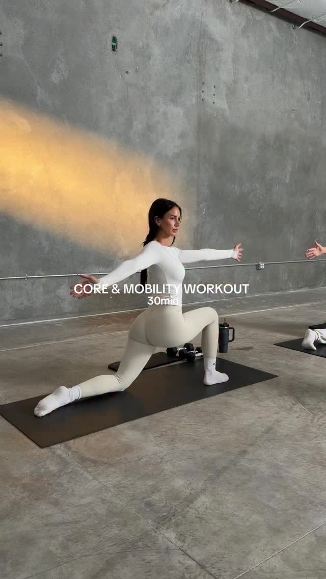 Set: @oneractive day to night drop coming next Thursday!!! (Discount code: Kelbi) Im the best I've ever felt at age 29 because I've made mobility a top priority! Full workout will be released Sunday on the @fkbodyfit with Instructor @skimzey!!#mobility #matchingsetgirls #mobilityworkout by @kelbimueller