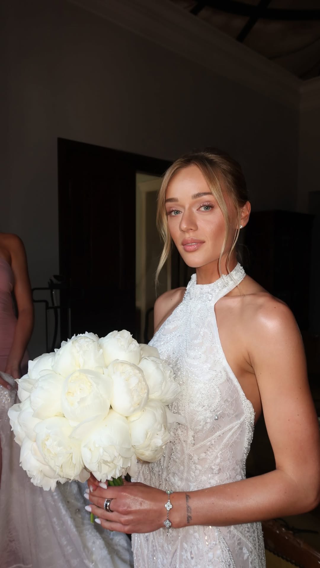 Beautiful bride @_mstenzel 👰🏼🥹 Przygotuj z nami  Marysię  do jej ślubu, uwielbiam ten look a wam jak się podoba?

@kayapavlikmakeup 
@wiktoria_weddingplanner 
 @palacrozalin 
@bucholce 

#bride #hair #wedding #volleyballplayer #bridal
