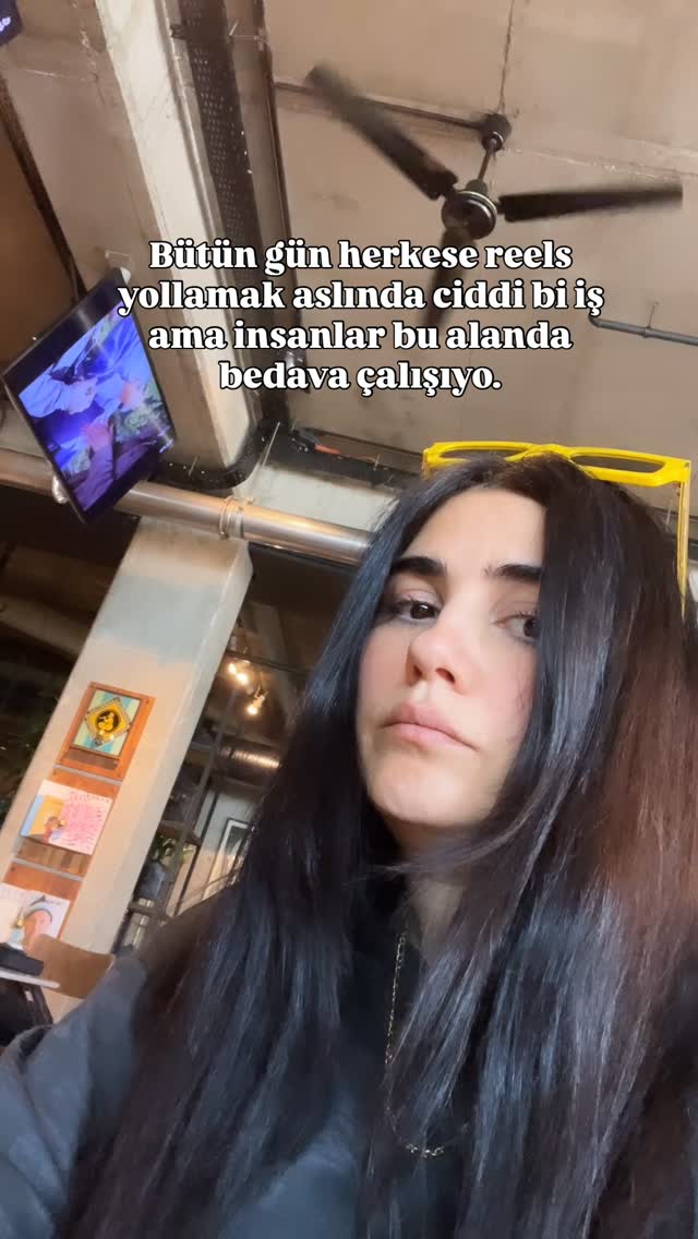 Seri reels yollayan o içerik küratörü arkadaşın.“Sending Reels to everyone all day is basically a full-time job, yet people do it for free.” by @zeynepcamci