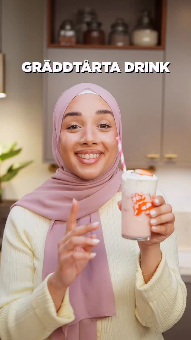 Reklam för Arla Ko ❤️ Den här drinken smakar GRÄDDTÅRTA 😍 Perfekt att göra när du är sugen på tårta men inte orka baka en hel tårta från grunden! 🍓 by @camillahamid