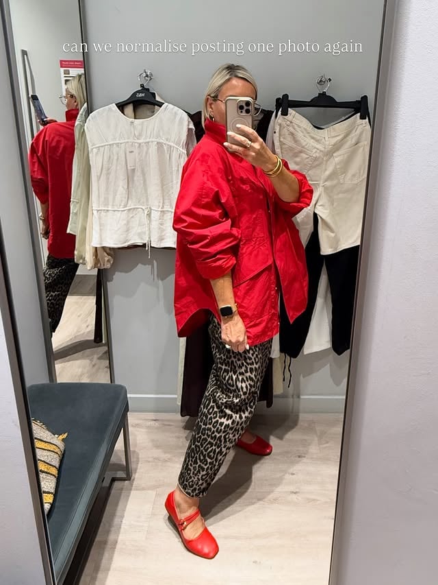 I miss those days when a single photo would suffice… no need for clever video editing, text overlays, hooks or CTAs…Let me know if you were around when Instagram was simpler and less exhausting… 🤪Jacket @fuchsia.shaw Jeans @saintandsofia Shoes @primark (old) by @clubforty.claire