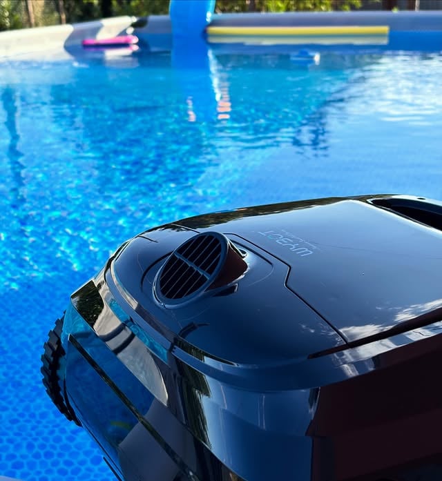 BENVENUTO IN FAMIGLIA 🧑‍🧑‍🧒‍🧒Quest’anno volevamo rendere tutto più facile ed abbiamo scelto il nuovoWYBOT B1 di @wybot.eu.official Foglie, sabbia e sporco vengono rimossi immediatamente ed in pochissimo tempo, così ci godremo la nostra piscina•••••#poolseason #wybot #poolcleaning#wybotb1 #gift by @theincrediblefamily