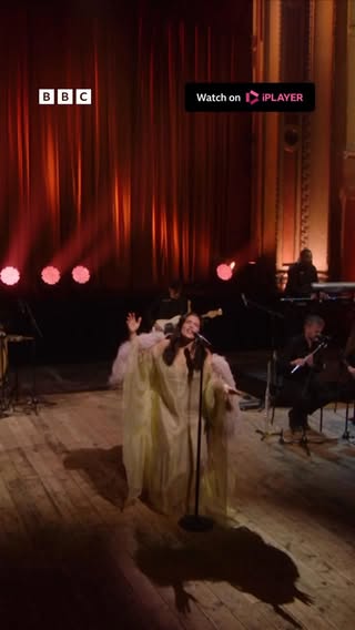 Loved singing Superbloom on Jools. Can’t wait to sing this one on tour. 
You can watch the full performance back on YouTube x 

Musical Direction @wfblive @charles_j_monneraud @williambowerman
Drums @samsonjatto
Percussion @barneylister
Bass @edseeed
Keys @politemike
Flute @gareth_lockrane
Strings @boltstringsmusic
Violin 1 @ciara_ii
Violin 2 @rosiejudge
Viola nhicksviola
Cello @midorijager
BVs @nilejustnile 
@shanicesteele 
@fridatouray 
@nataliewilliamsmusic