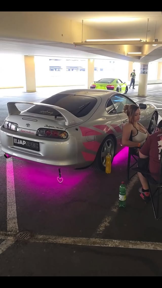 Ein Mädchen das neben einer Supra sitzt ✌🏼🩷 #supra #toyota #cargirl #2jzgte #thefastandthefurious @nightofwheels by @richtigefrauenstehenaufautos