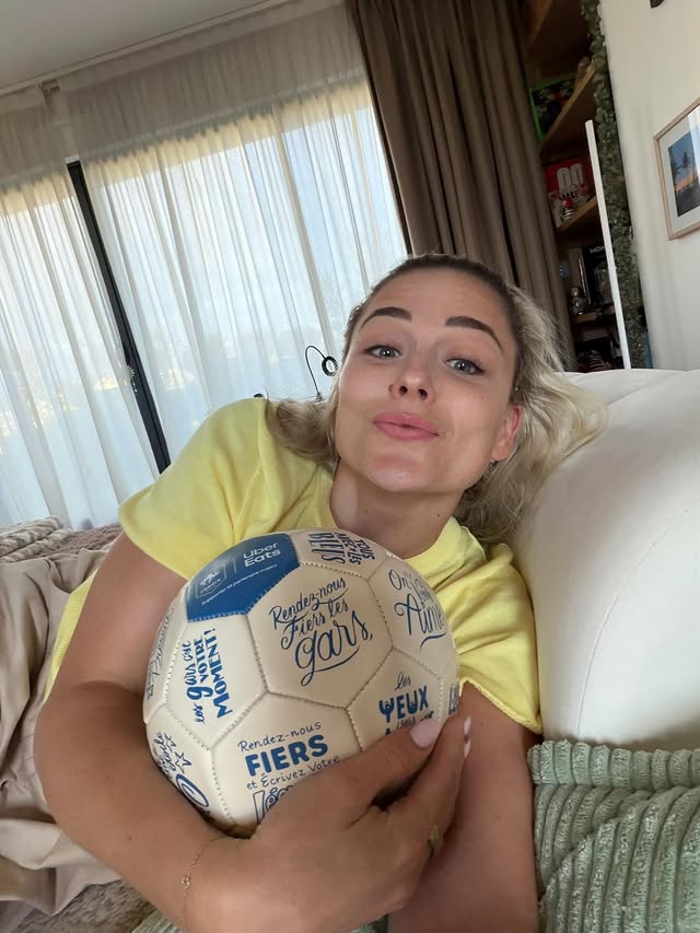 Vos mots de soutien peuvent arriver jusqu’aux joueurs de l’Equipe de France. Pour de vrai : @ubereats_fr livre aussi vos encouragements (et les messages qui comptent 😀)Pour envoyer votre message aux Bleus et tenter de gagner ce ballon personnalisé :✅ Déposez votre encouragement sur le lien en bio✅ Suivez-moi✅ Suivez @ubereats_fr À vous de jouer 💪🏻Collaboration commerciale by @laureboulleauofficiel