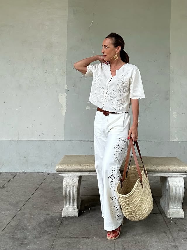 Des broderies anglaises délicates, des matières naturelles et des détails travaillés qui traversent les saisons🤍
La collection @louizon_paris célèbre un esprit bohème et raffiné, à travers des pièces intemporelles, empreintes de douceur et de caractère 🌿🌾🤍☀️

Chemisier Ruila et pantalon Maccabi @louizon_paris , portés en taille 0 pour mon 36 habituel. 

Ceinture @sezane 
Sabots @sabotyouyou 
B.o @lottadjossou.jewelry 
Bracelet @louisehendricksparis 

Liens en story permanente « Liens Juin26 ». 

#StyleBohème 
#BohemianChic  #StyleIntemporel Mode Inspiration Boho Chic été printemps Summer mood
