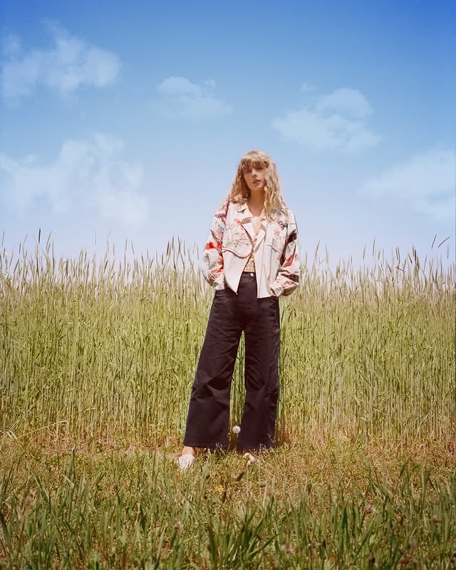 “I Knew It, I Knew You” que en vocabulario swiftie diríamos: “lo sabíamos, @taylorswift, todas las pistas nos llevaban a ti” ☁️ by @spotifyspain