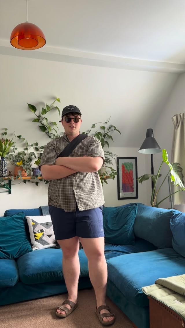 Big boy beach fit. Dug out these tiny Fred Perry tennis shorts and forgot how much I love them! 

Shirt - @dickies_europe 
Shorts - @fredperry 
Shoes - @birkenstock 
Glasses - @taylormorrisofficial 
Boxers - @myoddballs 

#grwm #sustainablefashion #vintagefashion #bodypositivity #plussizefashion