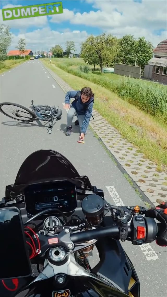 Klooiende schoolkoter op de fiets!  #dashcam #motor #fietsen