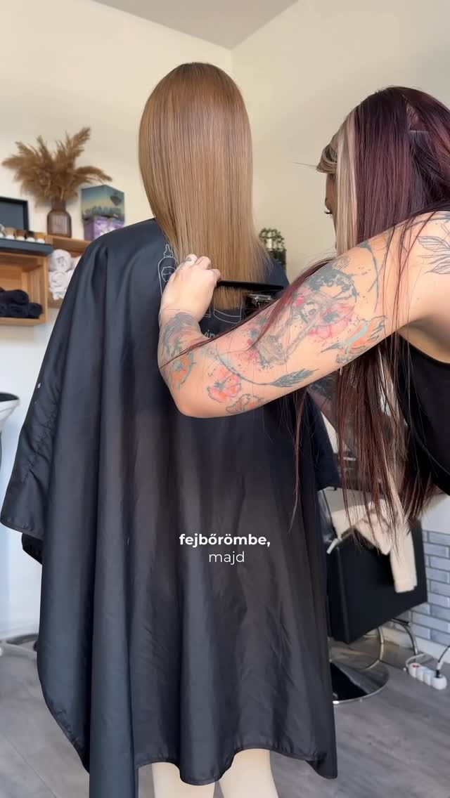 Hajerősítésre fel🤘🏻Tudjátok, hogy nálam örök küzdelem a haj téma, ezért már nagyon ideje volt belevágni ebbe a hajerősítő kúrába @dorina.hairtherapy -val, és bár még csak a második alkalomnál járunk, már most nagyon sokat változott a hajam!🥹✨Dokumentáltam nektek egy kicsit a legutóbbi kezelésből!Ha bármilyen hajjal, fejbőrrel kapcsolatos problémátok van, ha úgy érzitek már semmi nem hat, akkor szívből ajánlom nektek Dorinát, aki személyre szabottan keres minden hajas problémára megoldást… és nem egyből az ollót választja.🙂‍↔️😌Érdekel titeket a téma, mutassam majd az eredményt?#ajánlás #hajerősítés by @eszteroczella