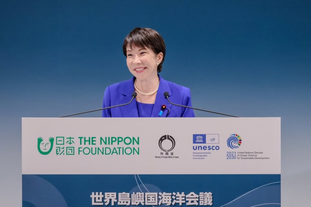 今朝、天皇陛下の御臨席を仰ぎ、世界各国の皆様の御参加を得て、「世界島嶼国海洋会議」が開催されました。私も、スピーチをさせていただきました。今回の会議は、日本を含む世界の島嶼国のリーダーが一堂に会し、海洋の保全と持続可能な利用、また、気候変動に起因する海面上昇や異常気象など、海洋に関する共通の課題について議論するものです。初めての試みにもかかわらず、約30か国から総勢約300人以上の方々にお集まりいただきました。長年、海洋の持続可能性をテーマに活動を続けてこられ、このような素晴らしい会議の開催を提案、主導された日本財団の皆様、そして笹川名誉会長に心からの敬意を表します。共同議長を務めていただく、ウィップス・パラオ大統領の御尽力にも感謝申し上げます。日本は、広大な海に四方を囲まれた島国です。古来より、海の恵みの中で暮らしてきました。こうした海に育まれた国として、日本は、長年にわたり、海洋分野における国際協力や、気候変動対策に強くコミットしてきています。また、海における「法の支配」も一貫して重視してきました。先月、私は、進化した「自由で開かれたインド太平洋（FOIP）」を発表し、地域の国々の「自律性」と「強靱性」の強化に向けて、共に取り組んでいくことをお約束しました。こうした考えに基づき、異常気象や海面上昇に苦しむ国や地域への支援、海洋状況把握や海上法執行機関の強化に向けた協力にも取り組んでいきます。同時に、様々な課題を解決し、「法の支配」に基づく、「持続可能な海洋」を実現するためには、志を同じくする各国との連携が欠かせません。今回の会議が、我々島嶼国の力を結集し、国際社会において新たな動きを作り出すきっかけとなることを期待しています。 by @takaichi_sanae