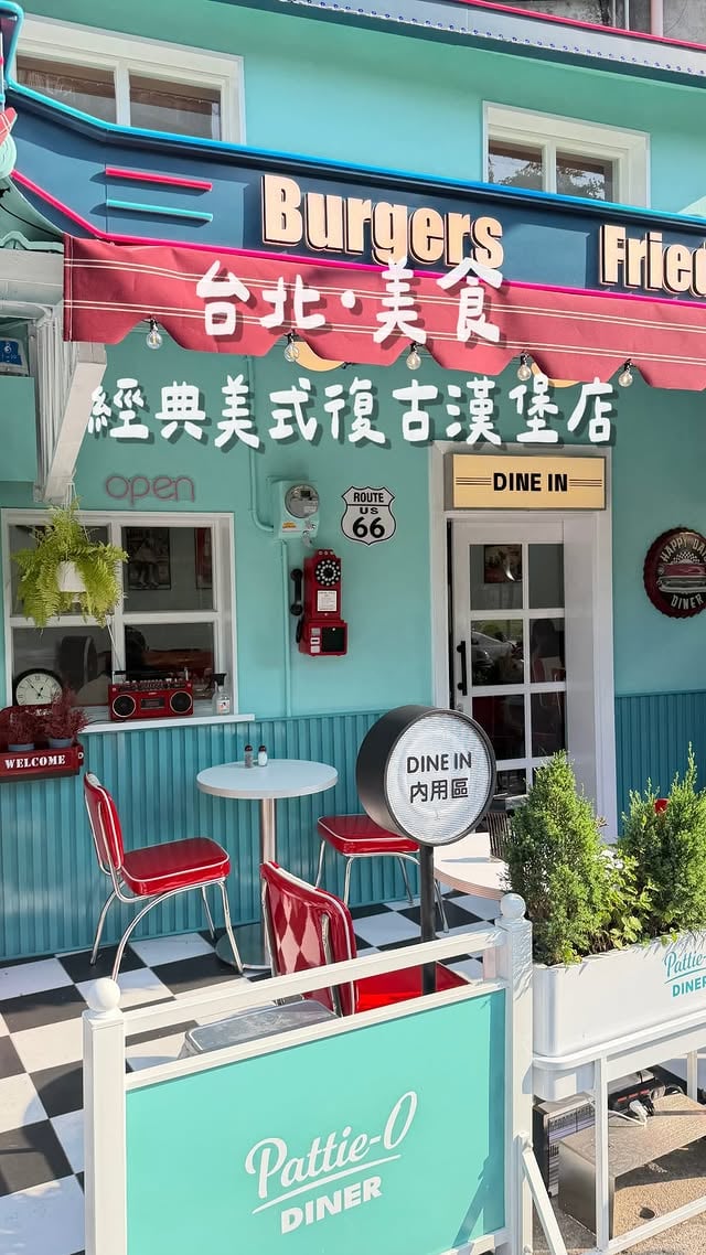 #NN帶你吃 #台北美食中山又有新的餐廳開幕啦.ᐟ.ᐟ 是一家超好拍的美食復古漢堡店🍔從室外到室內佈置的超級用心⋯一秒彷彿直接來到美國街頭🇺🇸分享當天點的餐點·經典起司堡 $280·焗烤起司通心粉 $220·水牛城酥炸雞柳條 $220·可樂漂浮飲 $120·布朗尼聖代 $250其中超級喜歡他們的起司通心粉🧀濃濃的起司醬之外 上層的焗烤乳酪也是給的滿滿不過其餘餐點我覺得都還可以再加強服務及流程或許都可以再做調整整體來說是一家很適合去拍照打卡的店～記得追蹤我 @chchip_1004看更多美食💘📍 PATTIE-O DINER地址｜臺北市大同區赤峰街8巷20-1號營業時間｜12:00-21:00 週一、二公休#中山站美食 #台北漢堡 #中山美食 by @chchip_1004