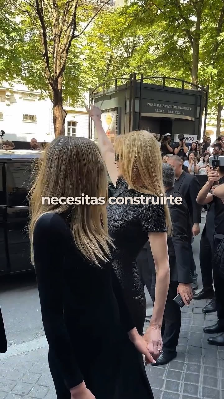 Jeff Bezos es el hombre más rico del mundo, pero cuando Nicole Kidman pasa por detrás, las cámaras giran hacia ella. ¿Por qué? Porque hay dos tipos de poder: el del dinero y el de la atención.

El dinero te da acceso, pero la presencia y la visibilidad te dan legitimidad. Esto no solo pasa en las alfombras rojas; pasa en tus reuniones, en tu negocio o en el momento exacto en el que dices tu precio. ¿Entras y perteneces de verdad, o sientes que necesitas demostrar lo que vales?

Esa gran diferencia se llama identidad, y se construye desde adentro con intención. Es exactamente lo que te enseño a dominar en mi libro Medicina estética del alma.

👇 Comenta la palabra LIBRO y te envío el enlace para que aprendas a ser la persona más atractiva de cualquier lugar. Sígueme para descubrir lo que nadie más te cuenta. ✨