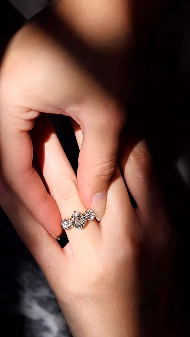 A dreamy, slightly champagne-hued antique pear-cut diamond centers Marielle 1.83 🫶🏼The perfectly chubby, chunky hand cut center stone was sourced from an original antique Edwardian necklace. She’s framed by bright, glowing Old European Cuts that create the perfect balance and dream finger coverage we loveeee ✨•••••••••••••••#engagementring #ringinspo #antiquediamonds #antiquepear #oldcutdiamond by @andriabarbonejewelry