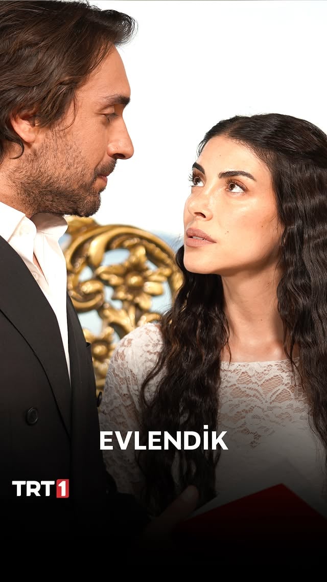 Bir kadını çok uzun süre özleyen bir adamın hikayesi. ❤️
 
 #EsDil evlendi! 
 
Taşacak Bu Deniz @trt1’de!