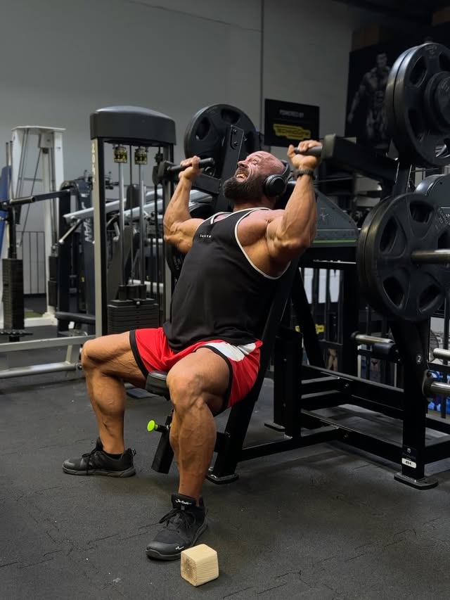 PUSH & PULL - 4 Days Out @intelligentstrengthDie Arbeit ist gemacht und meinletzter Trainingstag vor der Show ist überstanden.Durch die Umstellung auf zwei Einheiten am Tagwar ich bis zum Ende dazu in der Lage,sehr effiziente Sessions durchzubringen und vor allem weiterhin Fortschritte zu machen.Ihr kennt das selbst:Solange das Training gut läuft,macht sich der Rest fast von alleine.Die Herausforderungen und Begleiterscheinungen einer Diät erscheinen deutlich weniger schlimm, als wenn man in den letzten Wochen dabei zusehen muss,wie die Trainingsleistung immer weiter abschmiert.Etwas, das ich in der Vergangenheit ebenfalls schon erleben musste.Zum Mittwoch gab es dann die 180-Grad-Drehung.Mit dem Pensum der letzten Wochen,habe ich meinem Körper natürlich einiges abverlangt.Das macht sich auch in der Optik bemerkbar:leere Speicher, so flach wie nur möglichund eine hohe Menge an stressbedingtem Wasser.Mental macht es das nicht unbedingt einfach, auf Kurs zu bleiben, denn der Look wird zunächst tendenziell schlechter, bevor er kurz vor dem Wettkampf besser werden kann.Dem Prozess zu vertrauen und zu verstehen,dass genau solche Phasen dazugehören,ist ein unglaublich wichtiger Teil der Wettkampfvorbereitung.Aktuell bin ich dabei,die Speicher wieder zu füllenund die Belastung deutlich herunterzufahren.Ich schlafe so viel wie möglich,habe mein Aktivitätslevel halbiert,werde bis zum Wettkampf überhaupt nicht mehr trainieren und bin dabei,ordentlich Kohlenhydrate zu verdrücken.Das macht sich bereits deutlich bemerkbar.Meine Herzfrequenz ist um 10 Schläge gefallen,der Look wird von Tag zu Tag besser und der einzige Stress, der aktuell noch auf meinem Plan steht ist die Frage, welche Farbe meine Posinghose haben wirdund wo ich meinen ersten kalten Energy am Tag nach der Show herbekomme.Wir sind 2 Days Out und morgen geht es auf nach Frankreich!🇫🇷