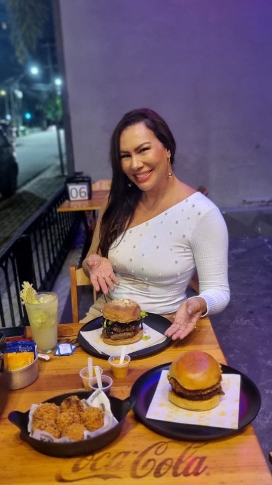 Todo mundo já sabe que o Rastelo é o melhor lanche de Fortaleza.Mas ele é o único que tem um efeito colateral curioso: você dá a primeira mordida e os olhos fecham automaticamente. 😌🍔Não é costume. É reação ao sabor.#Rastelo #Fortaleza #BurgerLovers #LanchePerfeito #FoodLovers FortalezaCE by @nadiabarros.tv