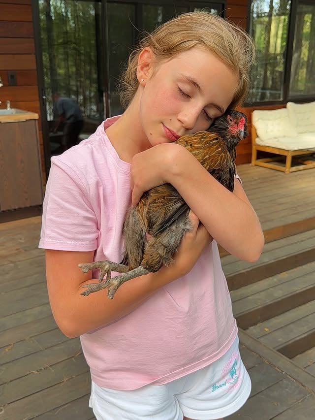 @bfamilyatthelake unbelievable vacation✨Cam asta e tot ce facem toată ziua în WisconsinAșa un fact, roamingul de la Orange, este indisponibil aici. Probabol noi cu @bogdanghies am avut nevoie de această pauză. Aici, trebuie să ajungeți măcar odată în viață, e atât de altfel tot ce trăim aici. Atât de intens, profund, autentic - ceea pentru ce, acasă uneori nu găsim timp.Cele mai prețioase momente, sunt anume acestea!Conexiunea cu familia, în asemenea circumstanțe, e ceva magic!În față e weekendul…mergeți undeva, doar cu familia! Știu că știți despre ce spun! Vă cuprind! Weekend frumos, Prieteni🤍 by @tapordei