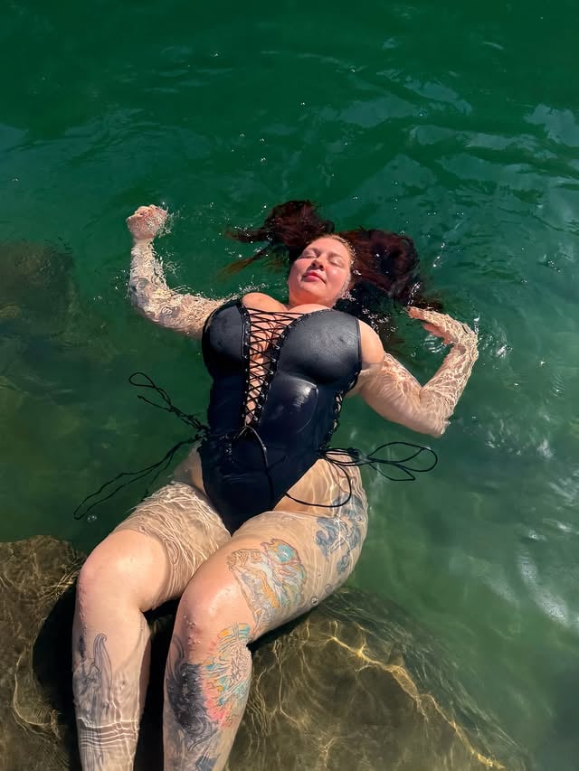 First river day of the season spent playing mermaids✨(Yes, Naiyah’s toes were helping me hold myself onto the rock) by @cayennapepper