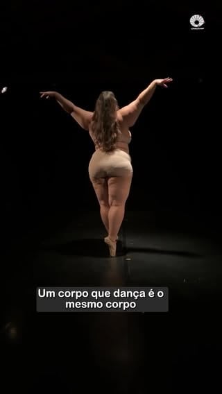 Você tem um corpo livre para dançar?
Texto de @miriangoldenberg
 
Quando vi Júlia Del Bianco dançando fiquei hipnotizada pela beleza e delicadeza dos seus movimentos. 

Diferentemente de bailarinas que me impressionam pela técnica, @judelbi me impactou porque, ao dançar, desmonta preconceitos e estigmas associados ao corpo feminino.

Júlia dança ballet clássico desde os 3 anos. Durante décadas, ouviu que seu corpo não pertencia aos palcos que mais amava. 

Hoje, aos 38, transformou essa experiência em arte, pesquisa acadêmica e luta contra a gordofobia e todos os tipos de preconceitos.

Conversei durante mais de duas horas com Júlia.
Compartilho aqui alguns momentos da nossa conversa. Em breve, vem mais.

“Eu digo que sou uma pessoa gorda, não tenho problema com isso. Gorda não significa sedentária, feia ou doente. Tenho uma dieta saudável, danço quase todos os dias, faço yoga e exercícios físicos diariamente”.

O pior foram os preconceitos velados, a exclusão de determinados ambientes e os olhares críticos das outras bailarinas.

“É aquela menina extremamente magra que critica o próprio corpo: ‘Nossa, estou gorda, enorme, preciso emagrecer’. Ou a mãe de uma aluna que me elogia: ‘Você é mais fofinha, achava que você não ia dar conta. Mas você dá uma ótima aula. Minha filha ama suas aulas’. E ainda uma diretora de escola que me falou: ‘A gente ficou na dúvida de te contratar, mas resolvemos dar uma chance. E gostamos muito’”.

“Gosto da proporção do meu corpo, gosto do meu rosto. Tenho um corpo que dança, que se movimenta. Estou aqui viva. E isso é bonito: viver esse corpo. O corpo pesado pode ter leveza, beleza, fluidez. Quero tirar o estigma de ter um corpo gordo, especialmente no ballet. Meu corpo simboliza a liberdade de todos os corpos que querem e podem dançar. Quero mostrar que todos os corpos podem dançar, todos os corpos podem ser poéticos”.

Como diz minha amiga querida Lu Fernandez, criadora do @balletaos60 não existe um corpo ideal para a dança. Todos os corpos podem dançar.

E você? Tem um corpo livre para dançar?

Tamojuntas?♥️

#belavelhice #velhoélindo #miriangoldenberg #j