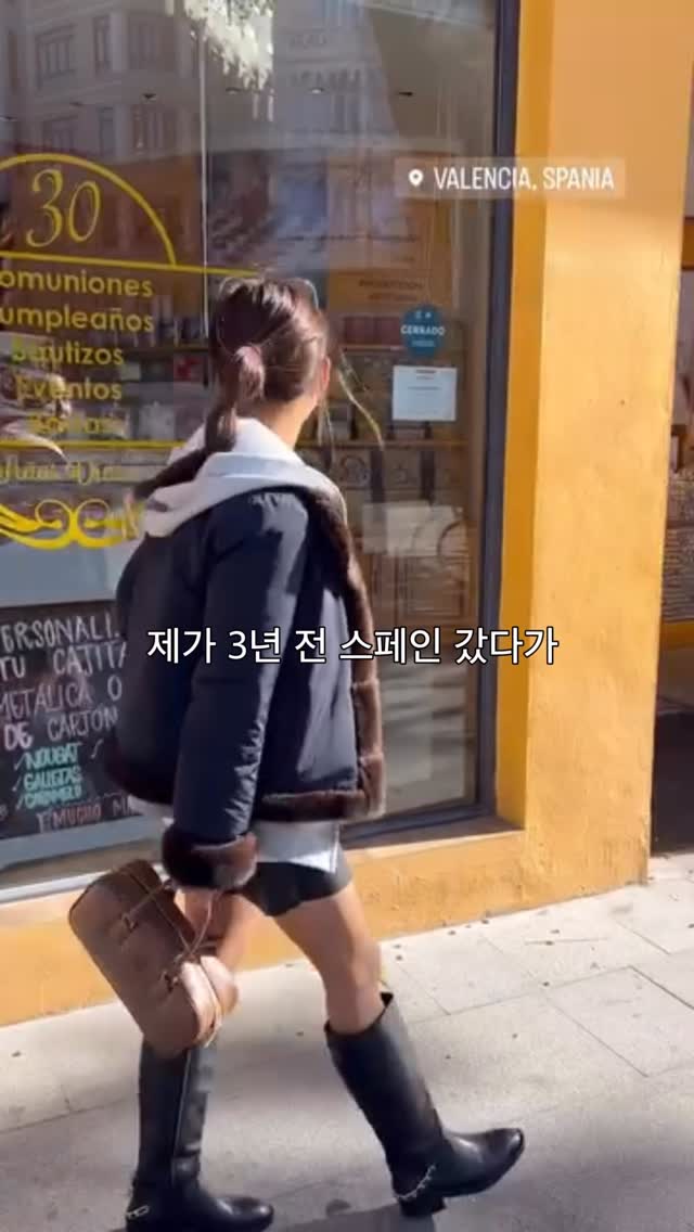 3년 전 스페인 갔다가🇪🇸처음 신어보고 너무 편해서 놀랐던 기억이 있는스페인에서 모르는 사람 없는 국민 브랜드토니폰즈를 드디어 공구로 만날 수 있어요Toni Pons는 1946년부터 에스파드리유를 전문적으로 만들어왔고장인이 천연 소재를 수작업으로 만들어편한데 어디 룩에나 잘 울려서정~말 쉽게 손이 가는 슈즈❤️적당히 굽 있는 디자인이라키는 커보이면서 날씬해보이는 효과까지 있고쿠션감과 착화감이 좋아 장시간 착용에도 전혀 부담 없고가격은 합리적인데 수작업이라 퀄리티까지 높아요✔️황마(주트, Jute) 소재 밑창✔️천연 섬유(황마, 캔버스 등)를 활용✔️편안한 웨지슈즈✔️부드러운 가죽소재✔️슬링백 스트랩디자인 & 컬러✔️베르니아(5cm굽) 화이트,블랙,카멜✔️에트나는(3.5cm굽) 블랙,카멜가벼우면서 통기성도 좋아 여름 슈즈로 유명한 토니폰즈내일 오전 10시 전용링크로 국내에서 최저가‼️바로배송으로 오픈할게요‼️ by @kimjieun__