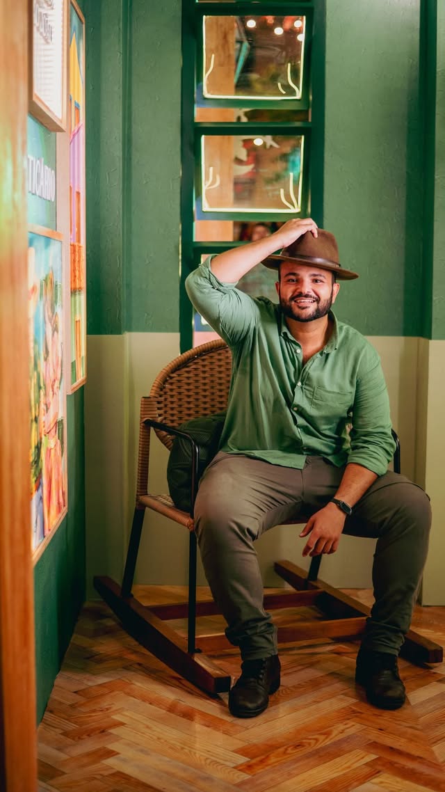 O São João é a nossa casa. E, para dar forma a esse sentimento, contamos com a consultoria do @zeoarquiteto, arquiteto pernambucano premiado internacionalmente pelo projeto Casa de Mainha. ✨ A Casa Boti tem cara de lar, cheiro de aconchego e abraça quem chega. Um lugar onde a festa começa, os encontros acontecem e as melhores memórias ganham vida. Esperamos vocês por lá! 💚 #BotiNoSãoJoão #SãoJoãoBoti10Anos by @oboticario
