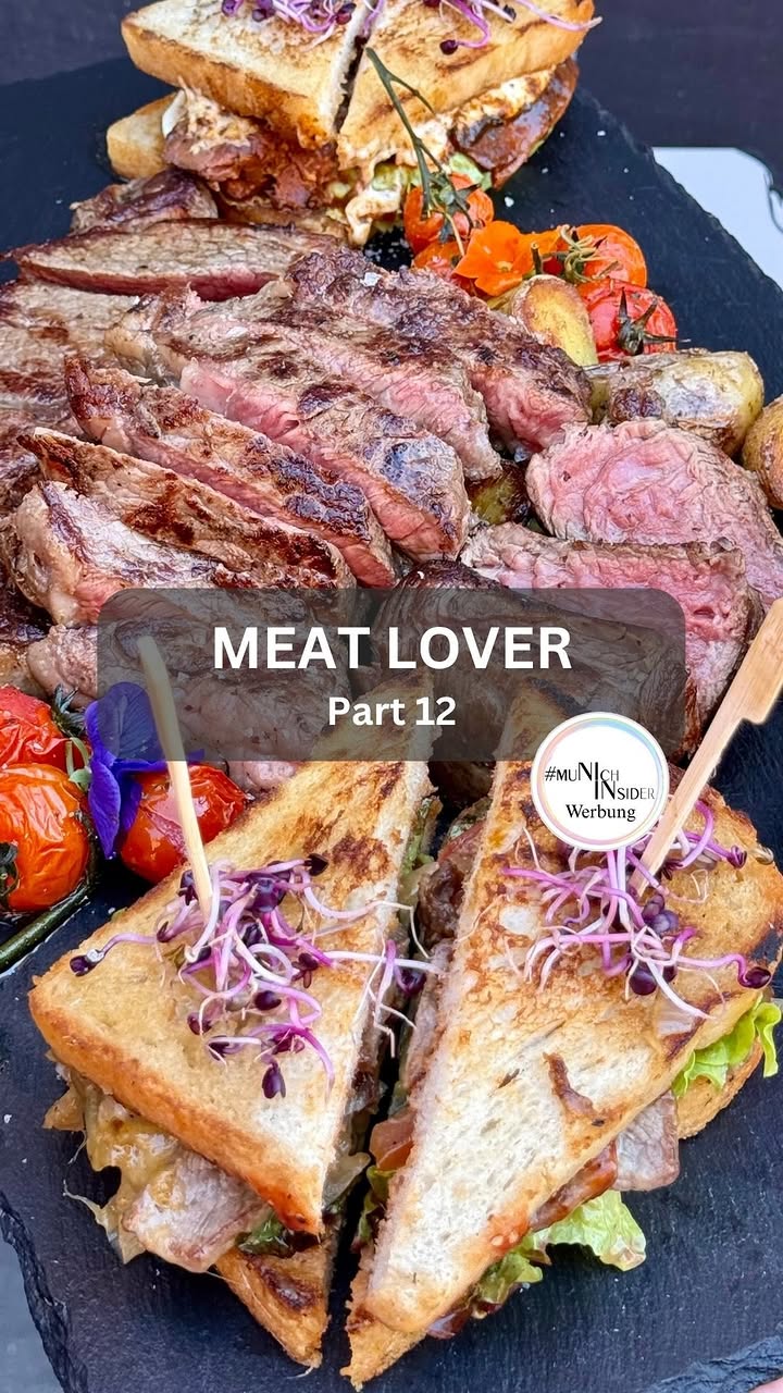 Werbung | Das mit Abstand beste Steak in München 🥩🔥 - GEWINNSPIEL

Wir verlosen 1 x US Prime Steak Platte für 2 Personen im Wert von ca. 200€ bei @munichprimemeat 🤩

In der Theke von @munichprimemeat findest du erstklassige US Prime Steaks sowie exzellente Fleischspezialitäten aus Japan, Schottland und Australien. Ganz gleich, ob du es als perfekt zubereitetes Steak vor Ort genießen oder für den heimischen Grill mitnehmen möchtest 🥩

Absolut empfehlenswert sind außerdem die köstlichen Pastrami-, Roastbeef- Smash- und Philly-Cheese-Sandwiches, die du sowohl zum Mitnehmen bestellen als auch direkt vor Ort genießen kannst 🥪

Um im Lostopf zu landen, musst du:
1. Dieses Reel liken ❣️
2. @munichprimemeat und @munichinside folgen 🌟
3. Einen Fleischliebhaber markieren 😮‍💨

Das Gewinnspiel steht in keinem Zusammenhang mit Instagram/Facebook. Teilnahme ab 18 Jahren. Gewinner werden ausschließlich über DIESEN Account per DM benachrichtigt. Umtausch ausgeschlossen. Teilnahmeschluss ist am 19.06.2026. 

#munichinside #munichprimemeat | Metzgerei München |
