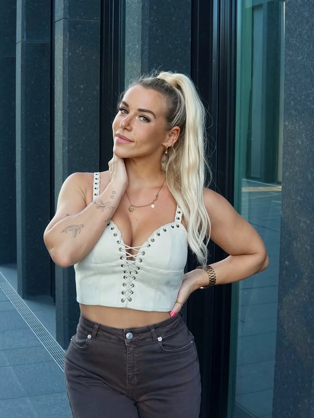 she was made of sunlight ☀️
____________________________________
#justme #happymonday #vibin #ootd #heilbronn