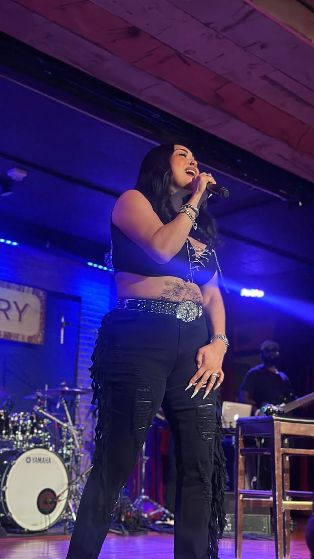 @keke_wyatt covers the 1974 Classic “I’m Going Down” by Rose Royce and made popular 20 years later by @therealmaryjblige . #music #concert #concerts #livemusic #rnb by @londonrockmom