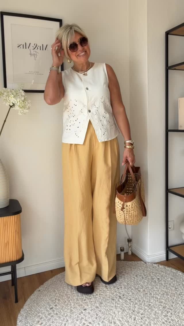 Anzeige/ Das perfekte Sommer-Outfit ab 50? 
So geht’s leicht & schick! ✨
Ich habe mich schockverliebt in diese wunderschöne, hellgelbe Leinenhose! Kombiniert mit der süßen Weste mit Lochmuster ist das für mich der absolute Sommer-Look. Er ist super bequem, luftig und sieht einfach mega elegant aus – perfekt für ein Treffen mit der Freundin oder einen Stadtbummel. 💛
Wie gefällt dir die Kombination? Schreib es mir unbedingt in die Kommentare! 👇
🛍️ Du möchtest das Outfit nachshoppen?
Kommentiere einfach mit SHOP und ich schicke dir die Links direkt per Nachricht zu! https://liketk.it/6fmcI
✨ Kleiner Tipp: Wenn dir die Inspiration gefällt, speichere dir den Beitrag direkt für später ab und teile ihn mit deiner besten Freundin! 👇
Deine Ula 🌸