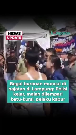 Kericuhan terjadi saat polisi berupaya menangkap seorang DPO kasus begal di tengah acara hajatan warga di Gang Seruni, Kelurahan Yukum Jaya, Kecamatan Terbanggi Besar, Kabupaten Lampung Tengah, Selasa (2/6).⁠
⁠
Dalam video yang beredar, sejumlah warga terlihat marah dan beberapa bangku berserakan di jalan. Perekam video memprotes cara penangkapan yang dilakukan polisi di lokasi hajatan dan menyebut ada anggota keluarga yang pingsan akibat situasi tersebut.⁠
⁠
Kapolres Lampung Tengah AKBP Charles Pandapotan Tampubolon membenarkan peristiwa itu. Menurutnya, polisi mendapat informasi bahwa buronan kasus begal tersebut berada di lokasi hajatan sehingga anggota langsung melakukan penangkapan.⁠
⁠
Charles menjelaskan pelaku merupakan residivis begal yang sudah lama dicari dan aksinya terekam CCTV. Saat proses penangkapan berlangsung, polisi mendapat perlawanan dari sejumlah warga dan keluarga pelaku, bahkan dilempari batu dan kursi hingga beberapa anggota mengalami luka.⁠
⁠
Akibat kericuhan tersebut, buronan yang sempat diamankan berhasil kabur. Polisi kini masih melakukan pengejaran dan mendalami dugaan adanya pihak yang menghalangi proses penegakan hukum.⁠
⁠
📸: Dok. Istimewa.⁠
⁠
Baca selengkapnya dengan klik link di bio. Cari tahu berita update lainnya dengan download aplikasi kumparan di App Store atau Google Play.⁠
⁠
📝: newsupdate | update | news | vidol | R176 | E164⁠
⁠
#bicarafaktalewatberita #kumparan⁠