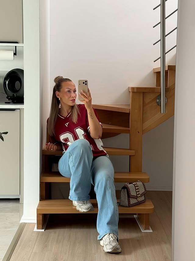 Fühlt sich so falsch an ein Foto in normalen Klamotten zu posten 😂 naja.. bisschen @teveo ist trotzdem dabei hihi 🥹Lieb das Outfit aber 🏈❤️#style #jeans #football #baggyjeans #ootd by @annaxfo