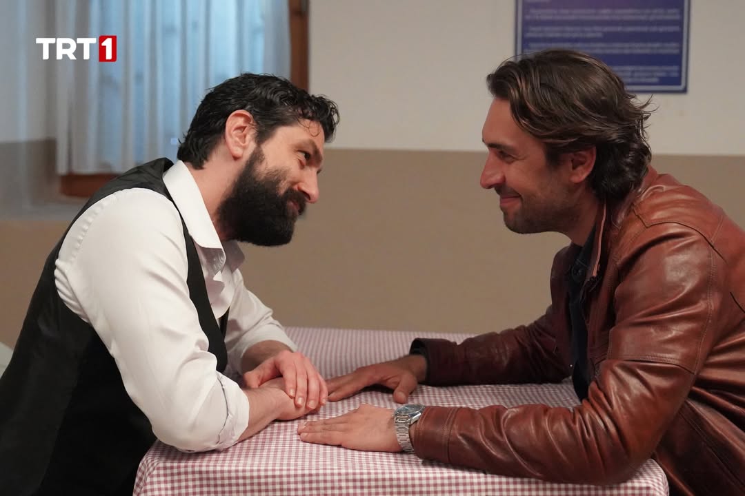 En sevdiği kankası görüş gününe gelmiş. Ondan mutlusu yok. 🥰

#TaşacakBuDeniz 2. sezonuyla her Cuma 20.00’de @trt1’de!