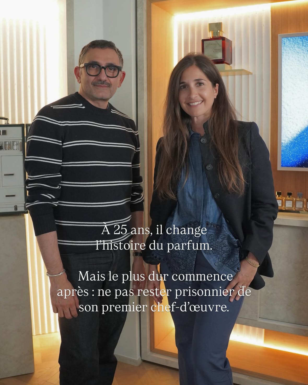 “Le succès peut devenir une prison.”

À 25 ans, Francis Kurkdjian crée Le Mâle de Jean Paul Gaultier.

À l’âge où beaucoup cherchent encore leur voie, lui signe déjà l’un des plus grands succès de l’histoire de la parfumerie.

Mais ce triomphe a un revers.

Après Le Mâle, une peur le rattrape : rester à jamais “le parfumeur d’un seul parfum.”

Francis aurait pu rester derrière ce flacon iconique. Dans l’ombre de son propre chef-d’œuvre.

Mais il choisit l’inverse. Quelques années plus tard, Francis Kurkdjian impose son propre nom, fonde sa maison, puis crée Baccarat Rouge 540, devenu à son tour l’un des parfums les plus reconnaissables au monde.

Dans cet épisode, vous allez apprendre :
▪️ comment Francis a vécu le succès du Mâle et pourquoi les années qui ont suivi ont été décisives dans sa manière de créer et de se réinventer
▪️ comment il est passé de jeune parfumeur star à fondateur de sa propre maison, dans une industrie où les créateurs restent souvent dans l’ombre
▪️ les coulisses improbables de Baccarat Rouge 540 : une idée que personne ne voulait, un commentaire dans un taxi puis un parfum devenu phénomène mondial
▪️ ce que les marques ne disent pas toujours sur le naturel, le synthétique et les fantasmes de la parfumerie
▪️ Les meilleurs conseils pour choisir son parfum 😉

Une conversation rare avec Francis Kurkdjian : un homme entier, drôle qui ne crée pas seulement des parfums mais des émotions.

Ecrivez « 345 » en commentaire et je vous enverrai le lien pour écouter !