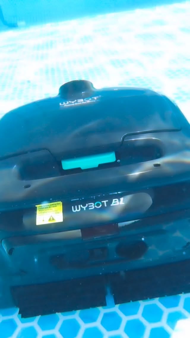 Da quando è arrivato mio marito non ha occhi che per lui…”WYBOT B1” del brand @wybot.eu.official Il robot ha un peso di 6,5 kg ed è facile da sollevare e manovrare, offrendo 2 ore di autonomia per pulire a fondo la maggior parte delle piscine residenziali (fino a 110m²)Pulizia intelligente dell’intera piscina- pavimenti, pareti, linea d’acqua, gradini e pendenza, adatto a vari materiali (inclusi piastrelle)Pulizia efficiente, prestazioni fluide: con un sistema a triplo motore e quattro rulli potenziato per una navigazione senza intoppi degli ostacoli, elimina i detriti con una filtrazione fine da 180μmControllo intelligente tramite app e aggiornamento OTA- scegli tra modalità Completa/Pavimento/Parete/Solo linea d’acqua/Parete poi Pavimento (Combo) e personalizza i percorsi tramite l’app “WYBOT”Pulizia brevettata da bordo a bordo-le spazzole laterali dedicate puliscono lungo le pareti e gli angoli per una copertura completaIndicatori Intuitivi & Manutenzione Modulare-Gli indicatori LED mostrano lo stato, e il design modulare a sgancio rapido consente una facile sostituzione dei componenti principali per una lunga affidabilitàGaranzia di Servizio Senza Problemi con 2 anni di copertura ✨•••••#poolcleaning #family #summer #wybot #meme by @theincrediblefamily