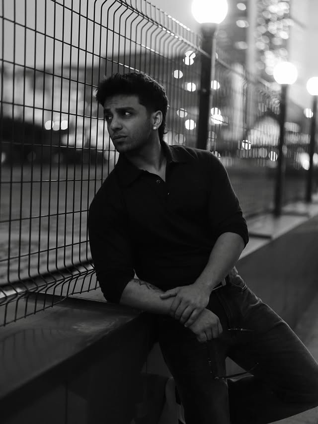 Lovin life in grey 🩶 
📷: @rishivyass 

@filminmoscow @jio_creative_labs 

#filminmoscow #moskino #moscowfilmcluster