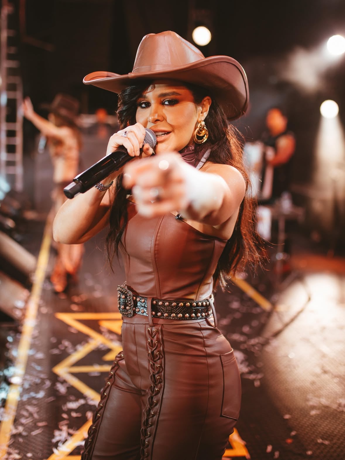 ExpoQuer, Querência-MT, que noite sensacional, só tenho a agradecer pelo convite e pela confiança no nosso trabalho. Vocês lotaram o espaço e transformaram o show numa festa linda, o carinho de cada um durante o show, foi o maior presente que recebi. É muito importante cantar para um público que vibra, dança e canta junto do início ao fim. Parabéns a todos os envolvidos na ExpoQuer, pelo evento impecável, que estrutura, que recepção, que energia boa! Saí com o coração transbordando de gratidão e felicidade, foi uma honra fazer parte desse evento maravilhoso e sentir o calor de Querência. Obrigada por tanto amor. Até a próxima!♥️🎶

Fotos Gabi de Morais