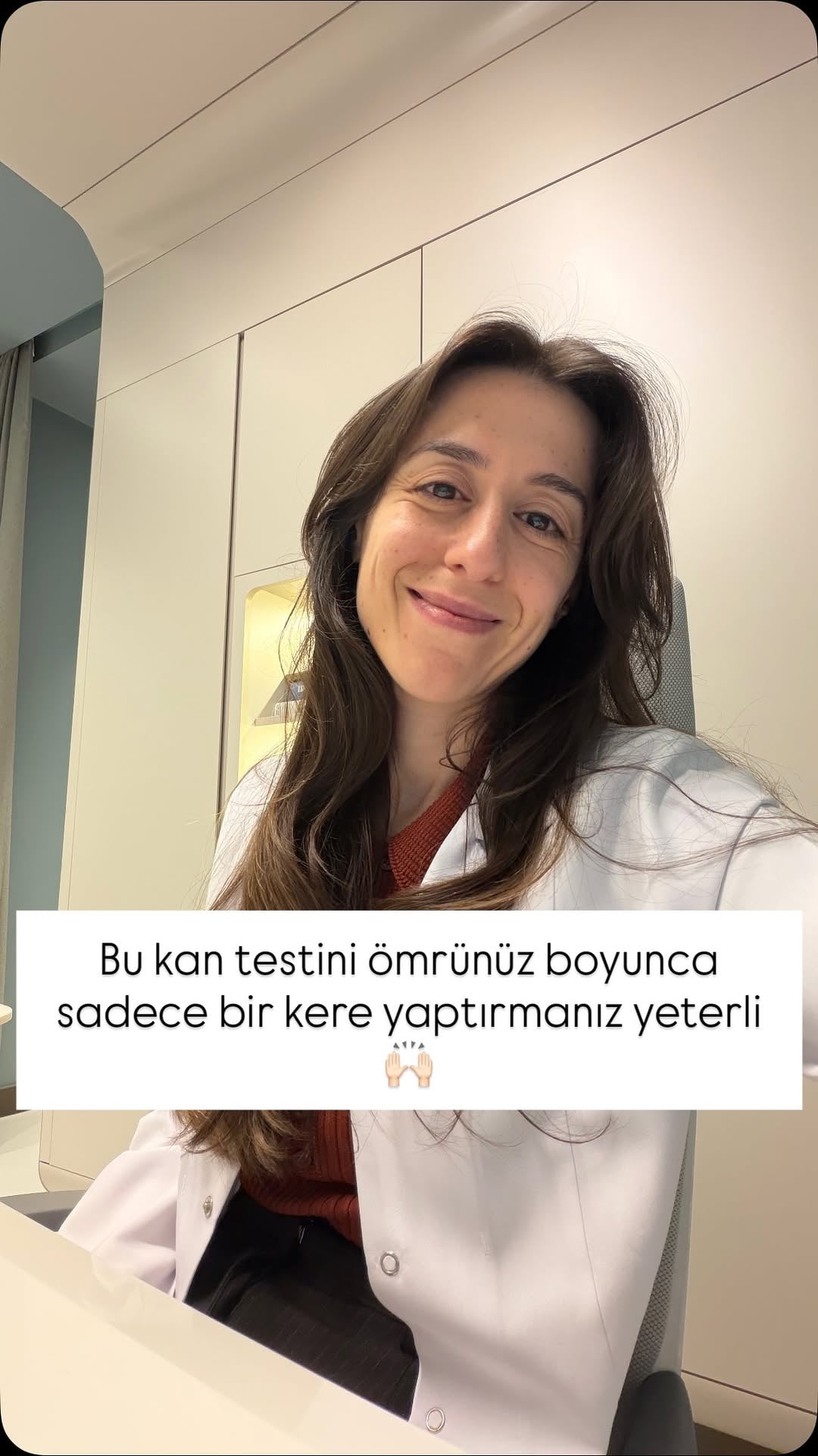 Lipoprotein(a) ya da kısaca Lp(a), kalp-damar hastalıkları açısından en önemli genetik risk belirteçlerinden biridir.

Diğer kolesterol değerlerinden farklı olarak Lp(a) düzeyiniz büyük ölçüde genleriniz tarafından belirlenir. Bu nedenle beslenme, egzersiz, kolesterol ilacı veya kilo vermekle anlamlı şekilde düşmez. İşte tam da bu yüzden çoğu kişi için ömür boyu bir kez ölçülmesi yeterlidir.

Peki değişmiyorsa neden bakalım?

Çünkü riskinizi bilmek, geleceğe yönelik sağlık planınızı değiştirebilir⬇️

Lp(a) yüksekse:
✔️ LDL kolesterol hedefleri daha sıkı belirlenebilir.
✔️ Kan basıncı, kan şekeri ve sigara gibi diğer risk faktörlerine daha fazla dikkat edilir.
✔️ Aile bireylerinin de taranması önerilebilir.
✔️ Kalp-damar hastalıkları açısından daha yakın takip planlanabilir.

Lp(a) yüksek çıktığında elimizdeki bilgi bir kader değil, bir yol haritasıdır.

Çünkü genlerinizi değiştiremeseniz de; LDL kolesterolünüzü, kan basıncınızı, kan şekerinizi, sigara kullanımınızı, uyku ve egzersiz alışkanlıklarınızı yönetebilirsiniz. Riski bilmek, doğru önlemleri daha erken alabilme fırsatı sunar.

#Lipoproteina #LpA #KalpSağlığı #longevitymedicine
