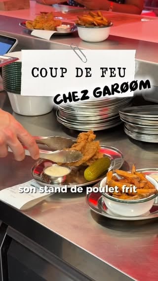 COUP DE FEU #1 🔥chez @garoom_fried_chickenAprès 5 ans à mettre les pieds sous la table, je lance cette nouvelle série où je passe de l’autre côté du comptoir pour découvrir ce que c’est vraiment de travailler dans les métiers de bouche 👩🏻‍🍳Pour ce premier épisode, mon ami @clotaire.poirier m’a confié les frites de son stand de poulet frit … et voilà comment ça s’est passé 😂 Allez goûter son poulet frit ça vaut vraiment le coup, ça fait des années qu’il le travaille dans les moindres détails pour obtenir le goût parfait !!! (Et pour le coup c’est lui qui le fait tous les jours) 💰@garoom_fried_chicken by @clotaire.poirier & @marilysdauvois 📍 chez @central.chapelle 4 Esp. Alice Milliat, 75018 Paris⬇️ Dans quel métier ou commerce vous voudrez me voir la prochaine fois ? by @hungryconsti